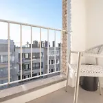 아파트 Incredibly Renovated Flat On A Suberb Location *