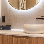 Incredibly Renovated Flat On A Suberb Location 아파트 *