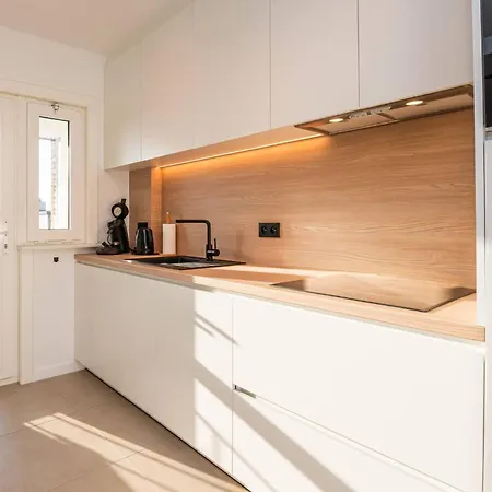 Incredibly Renovated Flat On A Suberb Location Apartment *