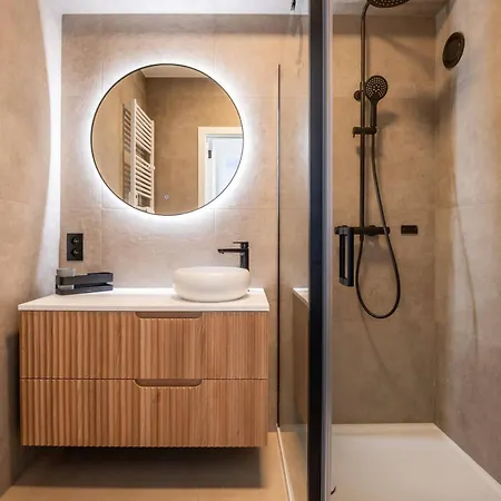 Incredibly Renovated Flat On A Suberb Location *